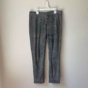 Abercrombie cropped camo sweatpants